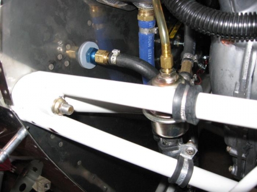 Fuel pressure regulator mounted