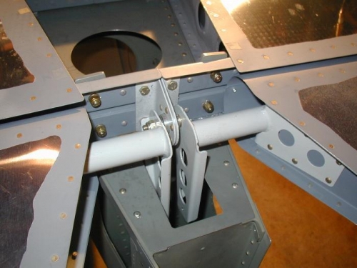 HS rear spar bolted to F-711C bars