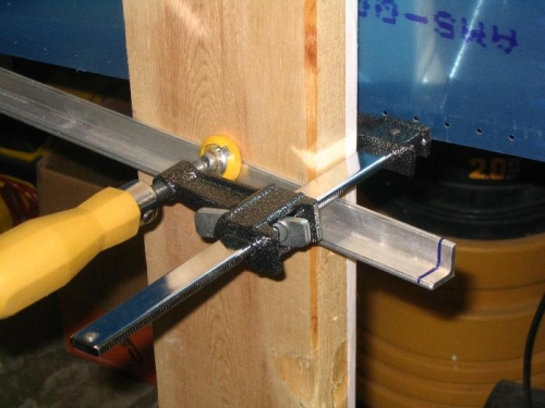 Longeron clamped for cutting