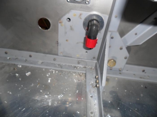 Cockpit side fuel line fitting