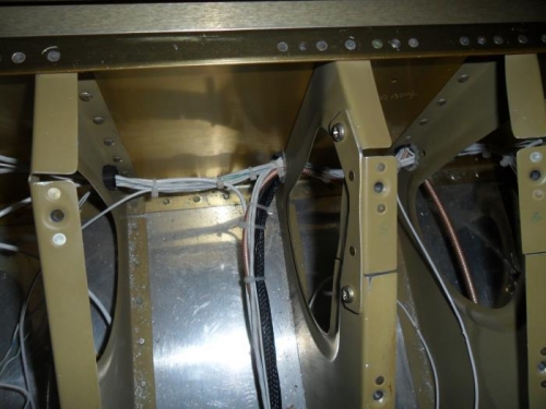 Wires running left along aft spar