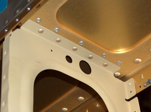 Leading edge rib riveted to spar