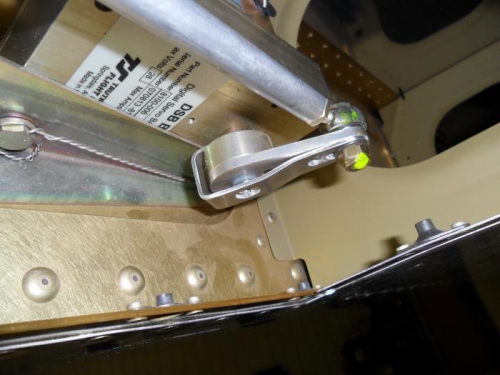 Screw keeper installed on roll servo