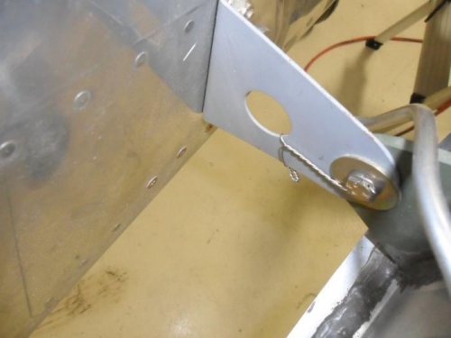 Forward fuel tank attach bolt torqued and safety wired