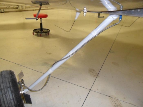 Right brake line secured to gear leg