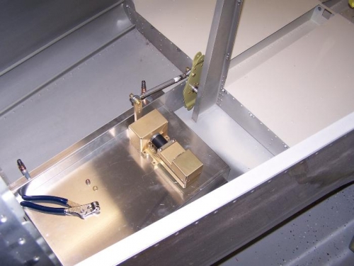 Elevator servo on bracket