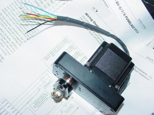 Installed heatshrinkto the bundle of wires on the servo.