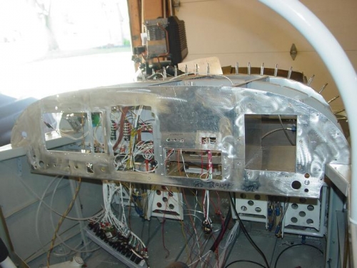 Attached it to the instrument panel for fitting.