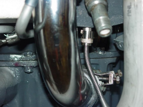 Instaling CHT lead into the cylinder port.