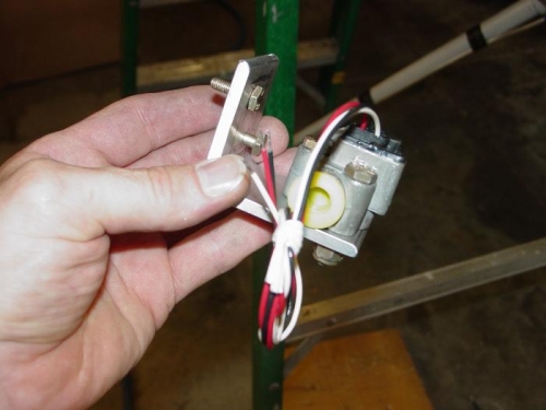 Fuelflow valve mounted on the bracket.