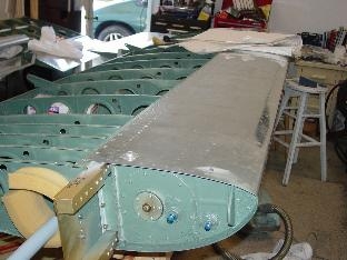 Showes ther tanke mounted to the wing