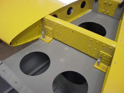 Here you can see wher I drilled the front of the stabelizer to the rear deck lid.