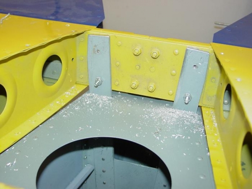 Here iI drilled the back half of the stabelizer to the vertical stifners.