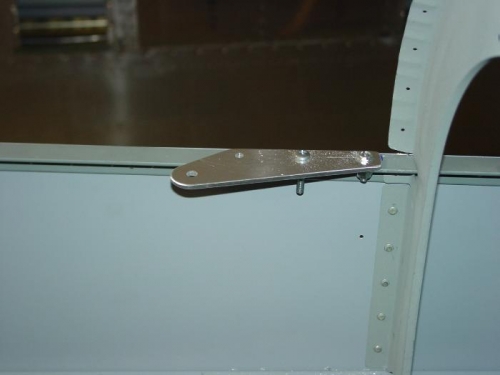 Showes the right bracket.