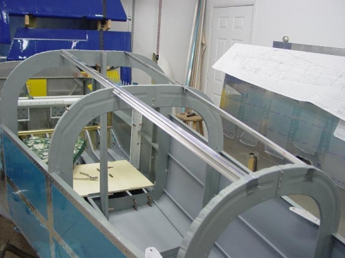 Cut the upper fuselage stifnersand mounted them to the bulkheads.