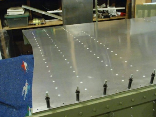 Wing-walk area on the bottom skin