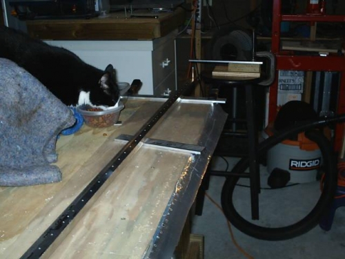 Spar cap supported as it extends past tbale end