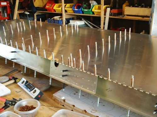 Rear spar splice with flap hinge