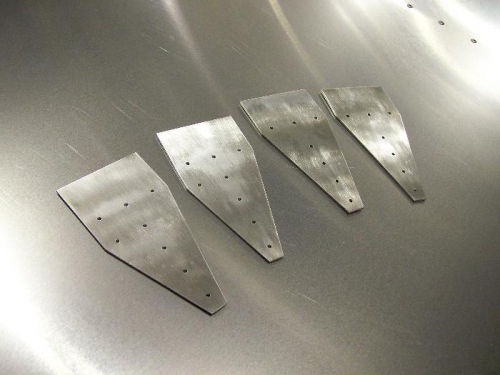 Horizontal tail attachment brackets