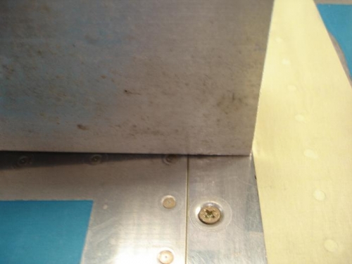 Point of contact over web of main spar