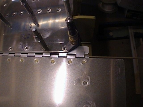 Riveting the flap hinge to the wing inboard