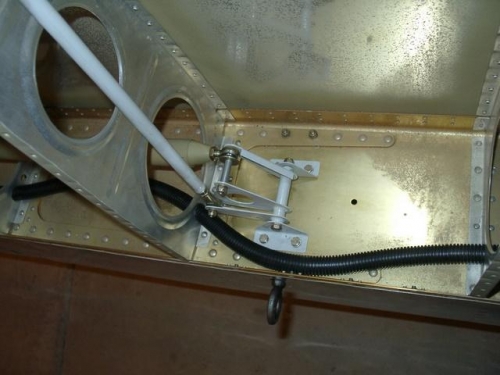 Right Wing Aileron Controls