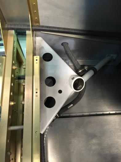 main gear mount (left)