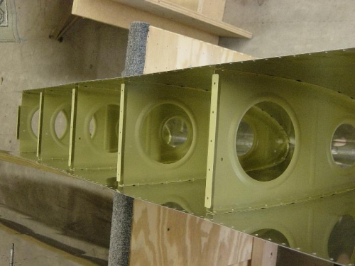 Leading edge with ribs riveted