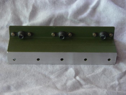 Unprimed Z bracket to baffle surface