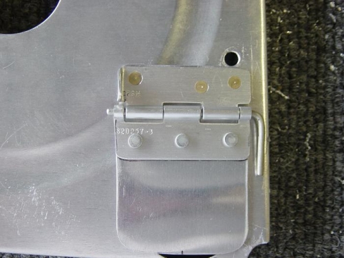 Fuel flapper door on 2nd rib