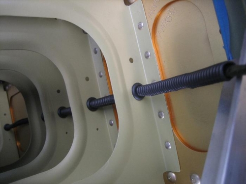 Dedicated wire conduit for wing servo