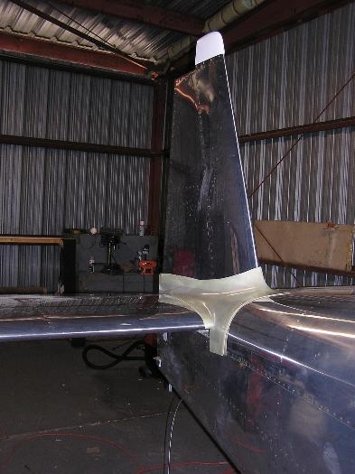 Empennage fairing fitting