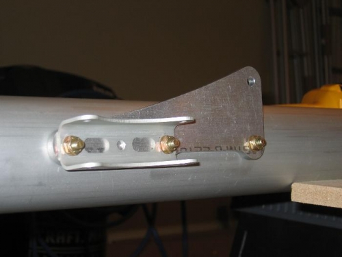 Front spar strut attachment