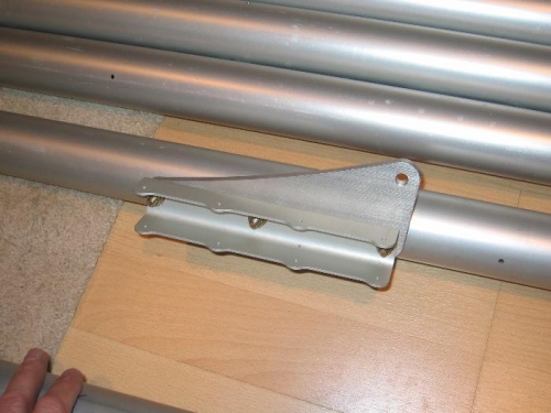 Rear spar strut attachment