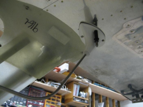 Belly-mounted Com Antenna