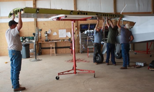 One person can balance the wing.