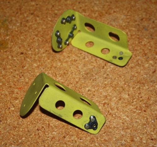 Right and left wing brackets.