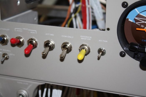 Avionics Master and COM Only switches.