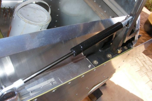 Gas strut installation