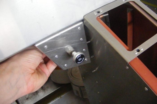 The air scoop bowdenb cable push/pull.