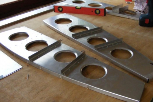 Two L angles on the inside of the ribs