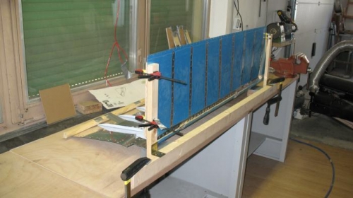 Elevator jig for rivetting the spar to the upper skin