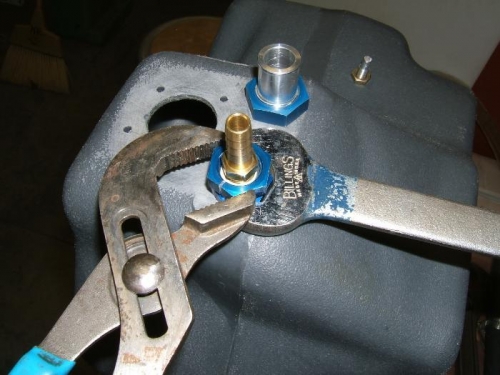 Using split nut to tighten fitting. Thanks Juan.