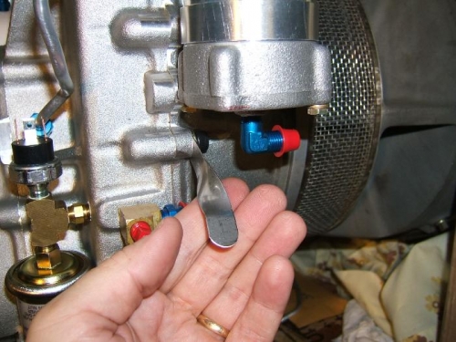 Additional oil filter brace