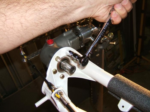 Torquing tailrotor trans bolts