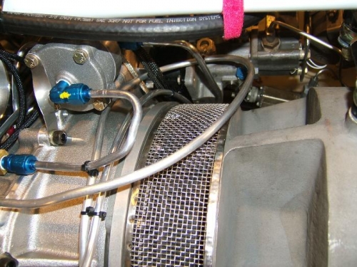 Oil pump inlet line with loop