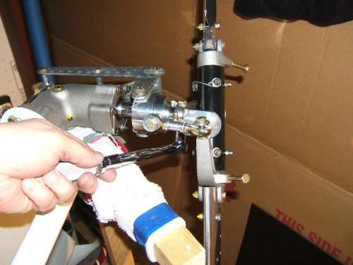 Torquing the tail rotor hub bolt