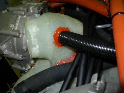 Blast tube coming from engine cooling shroud