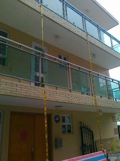 Straps from 3rd floor to lift to second floor over balcony