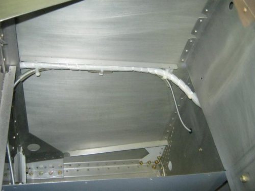 Cabin heat cable through the baggage compartment